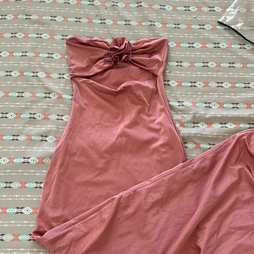 it has a stretchy material and shiny cut out in the front